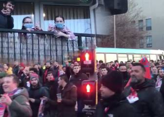 La afición rojiblanca se encuentra una familia inglesa con mascarilla: atentos a la reacción...