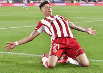 Darwin Núñez adelanta por la derecha a Álvaro Giménez