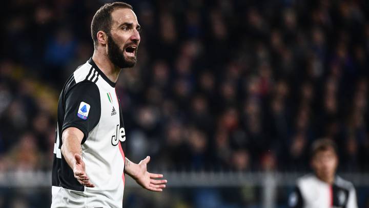Coronavirus: Juventus' Higuaín intercepted by police but leaves Italy