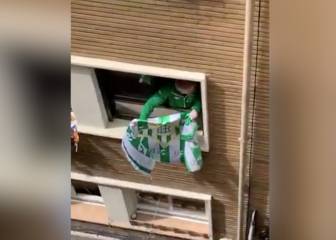 Coke vio a alguien vestido del Betis desde su balcón y tuvo claro lo que hacer