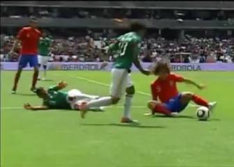 No olviden nunca lo bueno que era Puyol: dos robos, ruleta en el suelo y chilena-despeje... ¡en 5