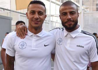 Thiago y Rafinha, unidos con el Clinic de Barcelona