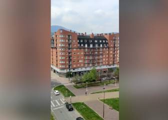 Bilbao se enfundó la camiseta y cantó el himno del Athletic en las terrazas