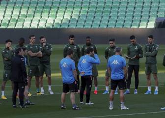 Oficial: la plantilla del Betis se baja el sueldo y evita el ERTE