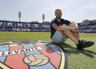 Borja Mayoral cumple 23 años con su futuro en el aire
