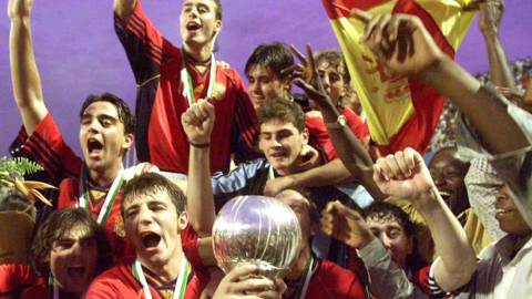 ¿Qué fue de los compañeros de Iker y Xavi en el Mundial sub-20? Uno es vendedor de cupones...