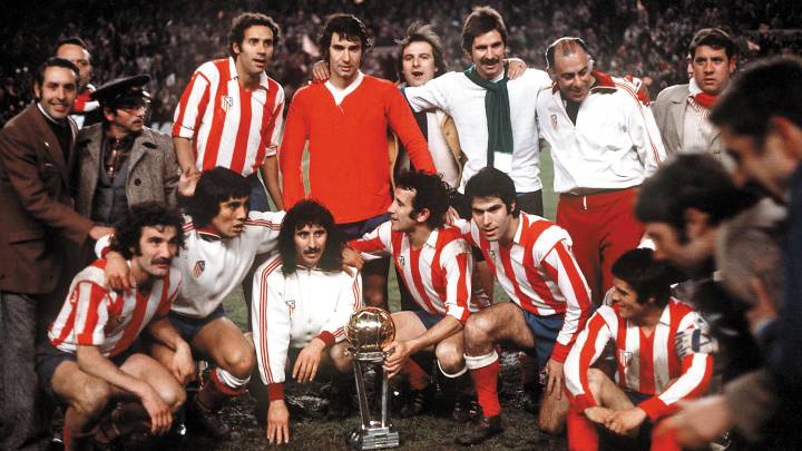 Los jugadores del Atlético celebran en el Calderón la Copa Intercontinental conquistada ante Independiente (1975).