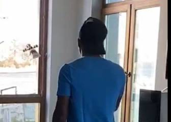 Un dron le entrega a Malcom el premio al jugador del mes