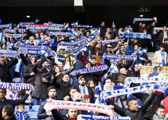 Llamamiento de tres pericos para repartir comida en el Raval