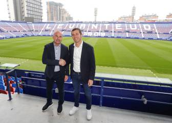 Valencia y Levante donan ropa deportiva a los sintecho