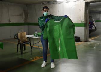 El Betis reparte mascarillas y batas que los voluntarios hacen en el parking de Villamarín