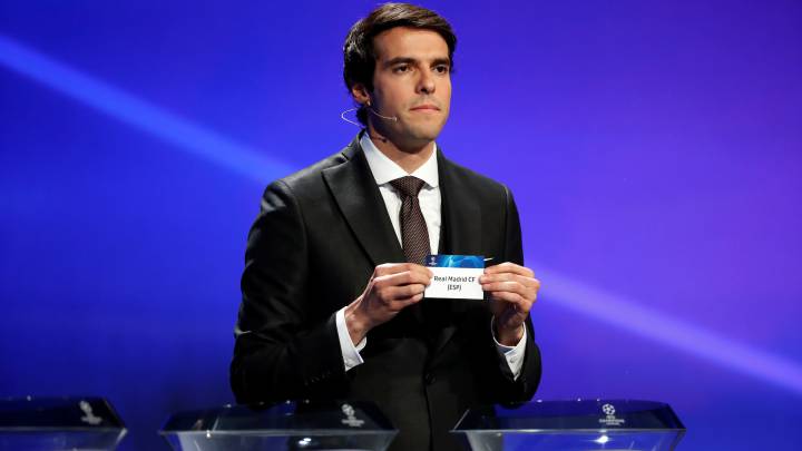 Kaká, durante el primer sorteo de Champions de la temporada, muestra la papeleta del Real Madrid.