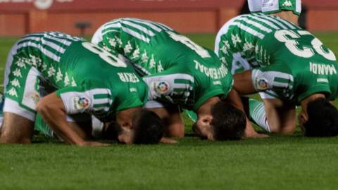 El central del Betis Zou Feddal se enzarzó con la cuenta de Twitter de la grada de animación Gol Sur 1907, que criticaban que se felicite el Ramadán.