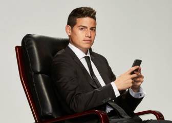 James mira a Inglaterra