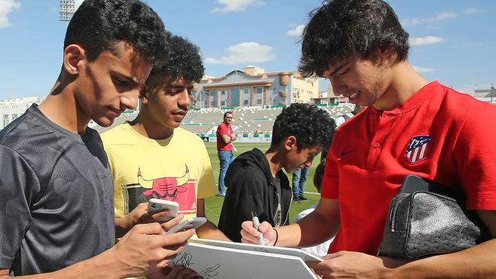 João Félix firma autógrafos en la Supercopa de Arabia. Transfermakt lo considera en estos momentos portugués del momento.