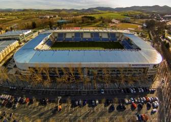 Servicios mínimos en el Alavés con responsables de Prensa, marketing y ticketing trabajando