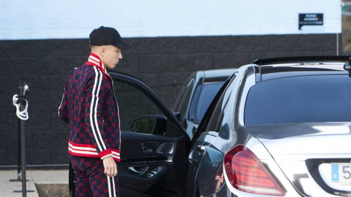 Emre Mor se dispone a entrar en su coche en las instalaciones de A Madroa