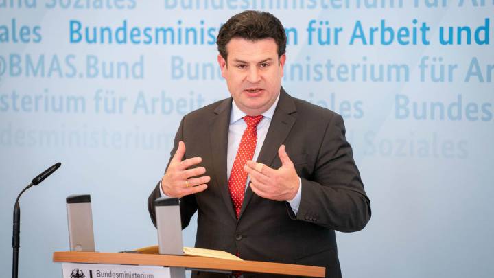 El ministro alemán de Trabajo se opone a jugar la Bundesliga con
mascarillas