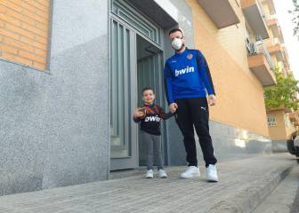 El paseo del pequeño Rafa con el balón que le regaló Correia