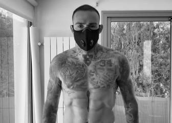 Roger muestra la mascarilla de la vuelta al trabajo