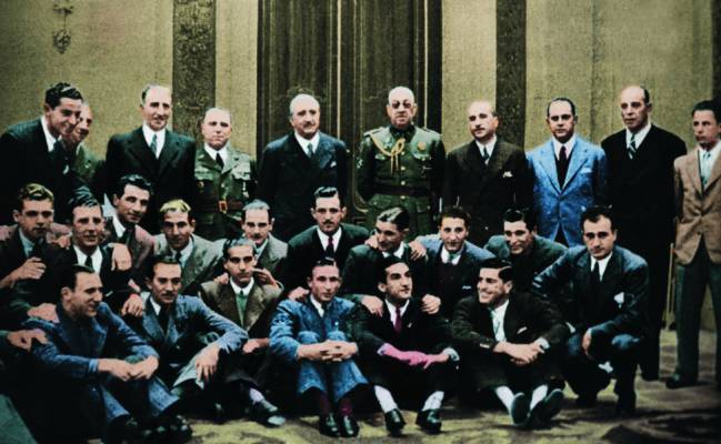 Los jugadores del Atlético Aviación, ganadores del título liguero de 1940-1941 fueron recibidos por primera vez en el Ayuntamiento madrileño de Alberto Alcocer.