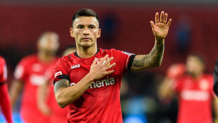El chileno Aránguiz renueva con el Leverkusen hasta 2023