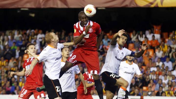 El Sevilla eliminó al Valencia en semifinales de la Europa League el 1 de mayo de 2014, con un gol de cabeza en el descuento del camerunés Stephane Mbia.