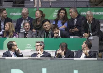 Piqué pone en pie a la Caja Mágica