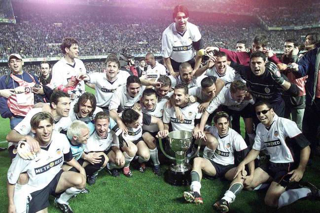 Los jugadores del Valencia celebran la Liga de 2002.