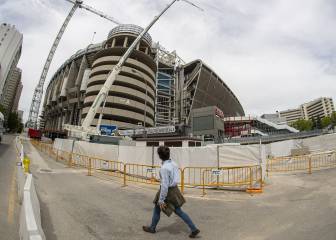 Comienza el desmontaje de la cubierta del Bernabéu