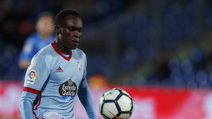 Pione Sisto controla el balón durante un partido del Celta en el campo del Getafe.
