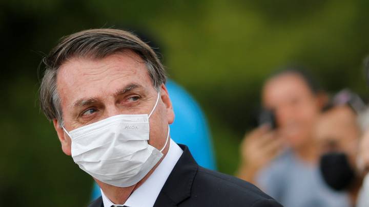 Bolsonaro defiende la vuelta del fútbol pese al repunte de casos