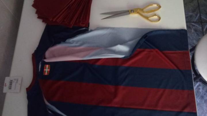 El Eibar dona camisetas para hacer mascarillas infantiles
