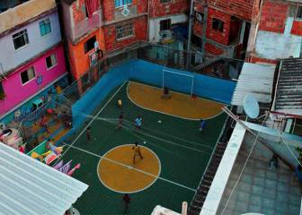 Los 27 estadios de fútbol más extraños del mundo