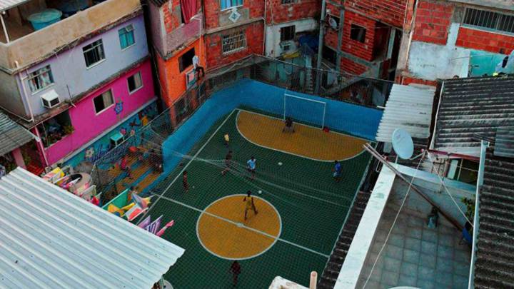 Los 27 estadios de fútbol más extraños del mundo