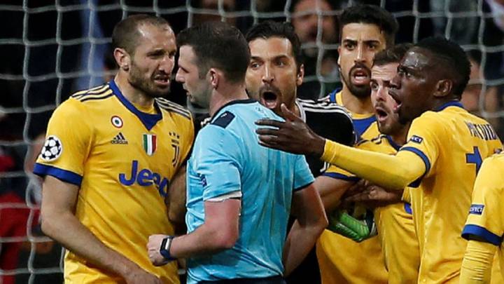 Los jugadores de la Juventus, reclamando al árbitro durante un partido.