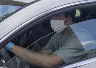 Joel Robles, con guantes para espantar pronto al coronavirus