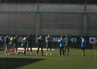 El Betis se entrena en grupo; Canales, con una neumonía