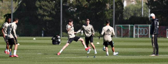 Zidane, siguiendo un ejercicio de posesión de sus jugadores este martes en Valdebebas.