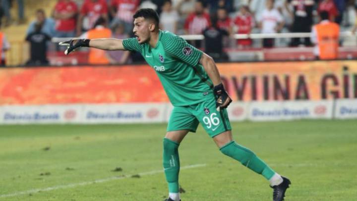 El Sevilla habría presentado una oferta por el portero turco Ugurcan Cakir, de 24 años y del Trabzonspor, que además ya es internacional otomano.