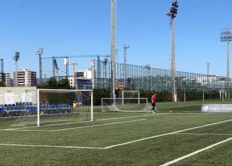 Un jugador de baloncesto del Barça prueba y clava un gol olímpico