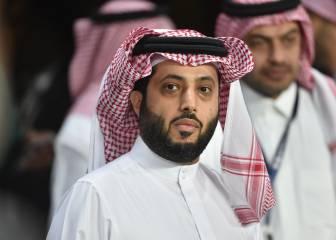 El jeque del Almería 'ficha' a Maradona, Mou y Ronaldinho