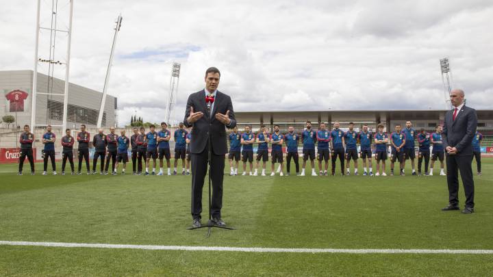 Pedro Sánchez, durante un encuentro con la Selección española de fútbol.