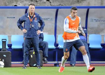 Van Persie reveals Van Gaal slapped him at 2014 World Cup