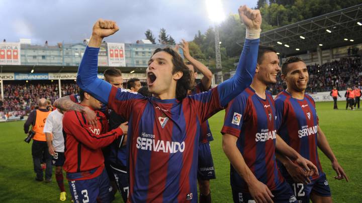 Jota Peleteiro y el Eibar celebran el ascenso de 2014.