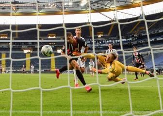 El Eintracht resurge a tiempo pero aún tontea con el descenso