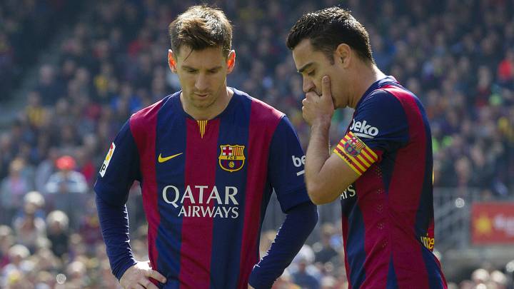 Leo Messi y Xavi Hernández se preparan para lanzar una falta durante un partido de La Liga entre el F.C. Barcelona y el Rayo Vallecano.