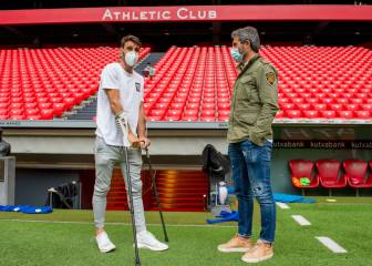 Aduriz, con el alta, apoya a sus compañeros en San Mamés