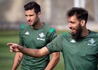 Borja Iglesias explica por qué se pinta las uñas de negro