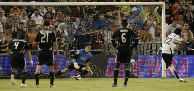 Diego Milito supera a Iker Casillas, de penalti, en el 1-0 para el Real Zaragoza.